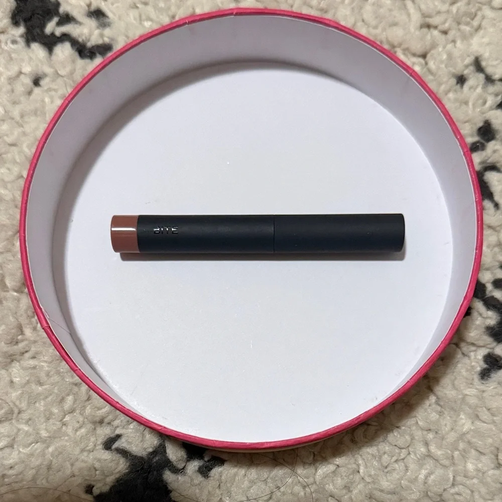 Bite Beauty Matte Crème Lip Crayon in GLACE - NEW - Picture 2 of 3